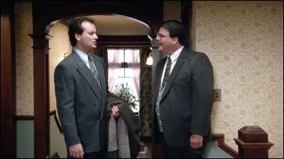 Lorsqu'un client de l'hôtel discute avec Phil, il lui demande : "À quand le printemps à votre avis ?".
Que lui répond Phil la première fois ?