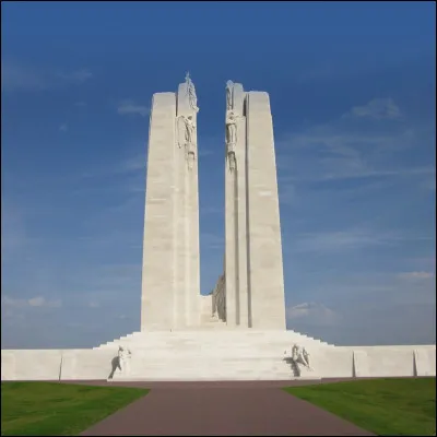 Au-dessus du mémorial de Vimy, dans le Pas-de-Calais, flotte le drapeau d'un pays étranger dont 66 000 combattants ont été tués lors de la 1ère Guerre mondiale. Ce territoire a été donné par la France. Ce drapeau appartient :
