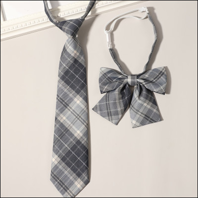 Comment est la cravate de l'uniforme du collège St Proximus ?