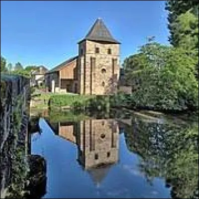 Voici une vue de l'église de Saint-Viance, avec son reflet sur la Vézère. Commune de Nouvelle-Aquitaine, dans l'aire urbaine Briviste, elle se situe dans le département ...