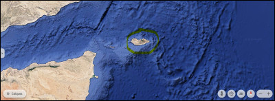 À quel pays appartient l'île entourée en jaune ?