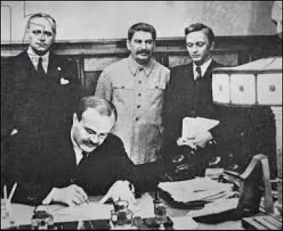 En 1939, le pacte germano-soviétique est signé le 23 ...