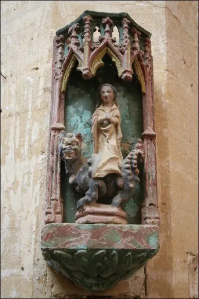 Vous pourrez admirer cette statue à l'intérieur de la basilique Notre-Dame dAvioth, en Lorraine. Elle représenterait une jeune femme célèbre pour :