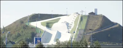 Quelle commune des Hauts-de-France, connue pour l'exploitation de son charbon, a transformé l'un de ses terrils en piste de ski ?