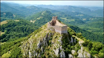 D'après la légende, qu'aurait abrité le château de Montségur (Ariège), construit en 1206 à 1 207 mètres d'altitude ?
