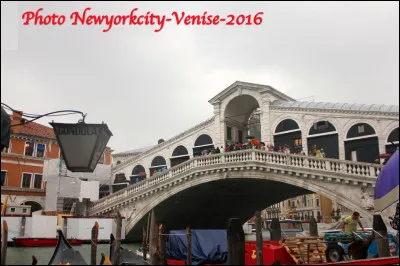 Quel est ce monument de 1558, le plus célèbre pont de Venise qui enjambe le Grand Canal ?