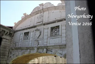 Quel est ce monument de Venise, un pont-passerelle qui relie une prison aux cellules d'interrogatoires du palais des Doges ?
