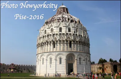 Quel est ce monument de Pise, un édifice destiné à l'administration du baptême par immersion ?