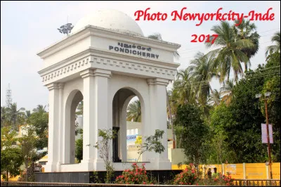 Quel est ce monument, une construction qui marque l'entrée de la capitale de Indes françaises de 1673 à 1956 ?