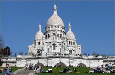 Quel est ce monument, une basilique de 1875 dédiée au Messie, bâtiment situé au sommet de la butte Montmartre à Paris ?