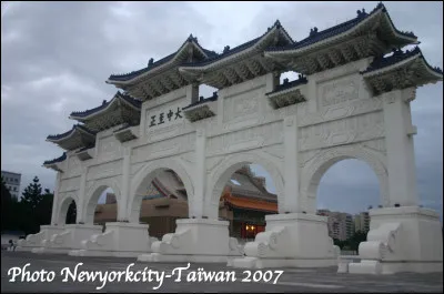 Quel est ce monument de Taipei, la porte d'entrée du mémorial dédié au premier président de la République de Chine de 1950 à 1975 date de sa mort ?
