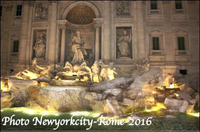 Quel est ce monument en marbre de Carrare, l'un des plus célèbres de Rome, il est adossé au palais Poli ?