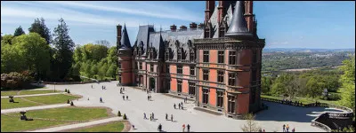 Tourisme : Quel château situé dans le Finistère est surnommé le château rose ?