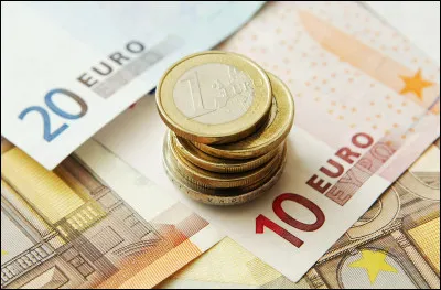 Lors de quelle décennie l'euro a-t-il été commercialisé ?