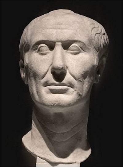 Quel titre avait Jules César le célèbre chef romain ?