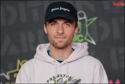 Quel est le nom de cette célébrité ?