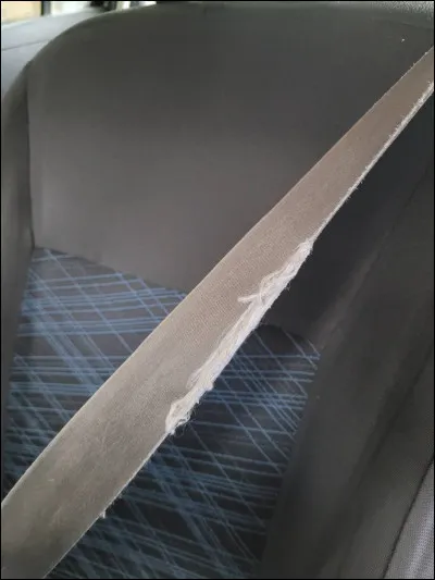 Lors de quelle décennie la ceinture de sécurité est-elle devenue obligatoire à l'avant ?