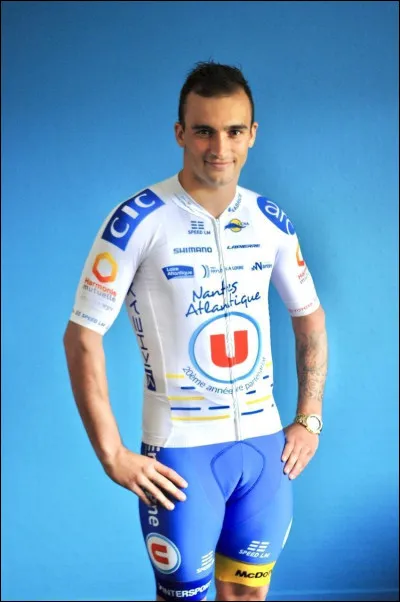 Quel est le prénom de son jeune frère ?