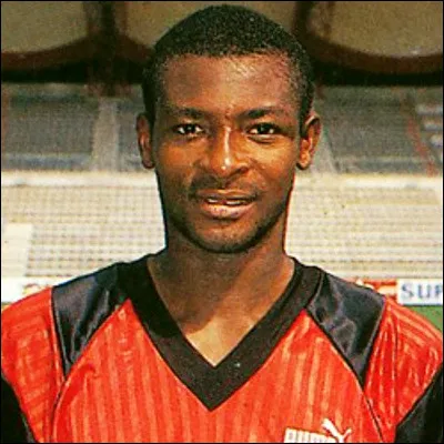 Quelle équipe africaine est la première à atteindre les quarts de finale dune Coupe du monde de football, grâce notamment à un but victorieux de François Omam-Biyik contre lArgentine ?