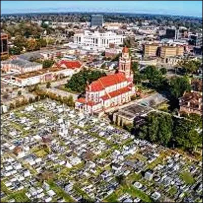 Quelle ville de Louisiane, fondée en 1821 par lAcadien Jean Mouton, sappelait auparavant Vermilionville en raison de la rivière Vermillion qui la traverse ?