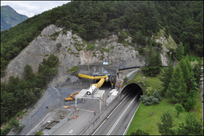 Lors de quelle décennie le tunnel du Fréjus a-t-il été inauguré ?