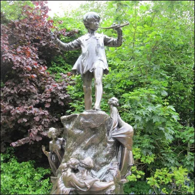 Cette statue représentant Peter Pan est située dans les Jardins de Kensington, à Londres.