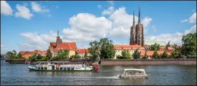 Quel est ce fleuve qui prend sa source en Moravie, en République tchèque, coule en Pologne, arrose Wroclaw, puis matérialise la frontière germano-polonaise avant de se jeter dans la Baltique ?