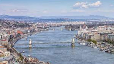 Commençons par le Danube : dans quel pays prend-il sa source et combien de pays traverse-t-il ou longe-t-il ?
