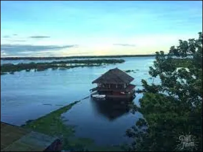 Dans quel pays le fleuve Amazone coule-t-il avant de pénétrer au Brésil ?