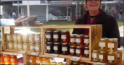 Où puis-je trouver un bocal de miel sur ce marché ?
