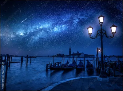 Quant à lui, il chantait "Tu avais dû confondre les lumières d'une étoile et d'un réverbère, et ça continue encore et encore" ?