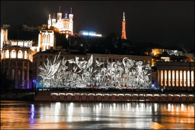Dans quelle ville française se tient chaque année la Fête des lumières ?
