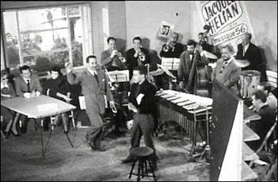 Avec ce même titre on a droit à une comédie musicale sortie en 1953. Qui est l'animateur de la formation de jazz ?