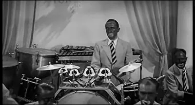 Dans quel film d'Alfred Hitchcock le batteur est-il trahi par son clignotement des yeux ?