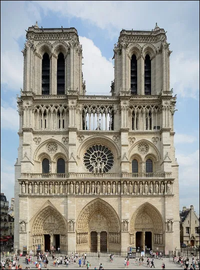 Lors de quelle décennie la construction de la cathédrale Notre-Dame de Paris avait-elle débuté ?