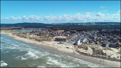 Dans quel département est située la ville de Camiers ?