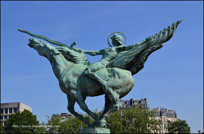 La statue "La France renaissante" est située sur le pont de Bir-Hakeim à Paris. Qui représente-t-elle ?