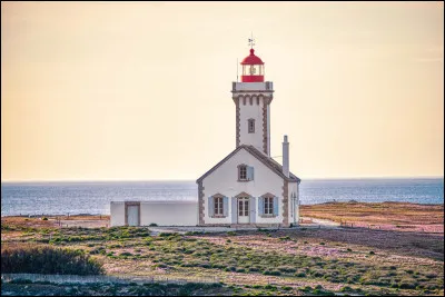 Sur quelle île bretonne peut-on admirer le phare des Poulains ?