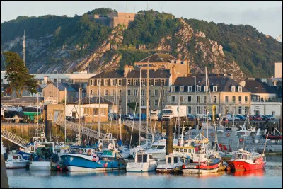 Dans quel pays est située la ville de Cherbourg ?