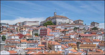 La ville de Coimbra est située...