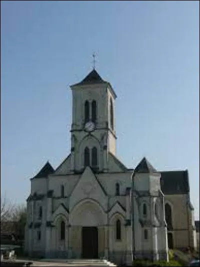 Nous sommes maintenant dans les Pays-de-la-Loire, devant l'église Saint-Jean-Baptiste, à Chazé-Henry. Ancienne commune de l'arrondissement de Segré, elle se situe dans le département ...