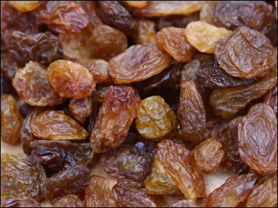 Autrefois, par quels fruits des marchands peu scrupuleux remplaçaient-ils les raisins secs pour duper leurs clients ?