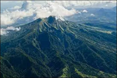 Dans quel département d'Outre-mer se situe le volcan de la Montagne Pelée ?