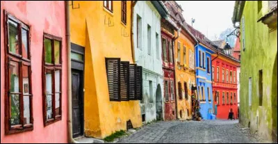 Dans quel pays est située la ville de Sighișoara ?