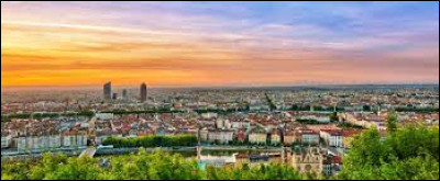 Commençons par ma ville de naissance, Lyon. 
Quels monuments, fleuves ou spécialités culinaires se trouvent là-bas ?