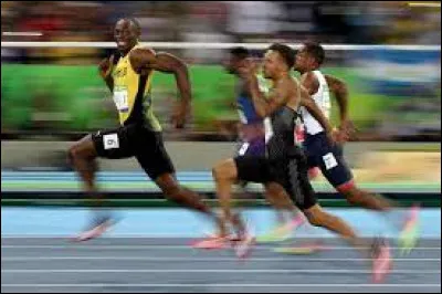 Partons maintenant vers... les sports ! 
Commençons avec le meilleur ; l'athlétisme !
Usain Bolt, athlète jamaïcain, est l'actuel détenteur du record de 100 m !
Quel est son score ?