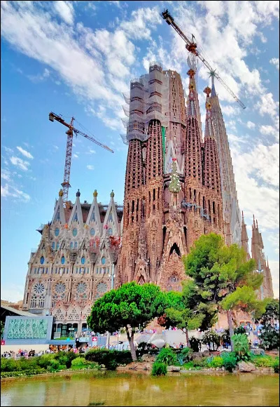 Lors de quelle d&eacute;cennie la construction de la Sagrada Fam&iacute;lia a-t-elle d&eacute;but&eacute; ?
