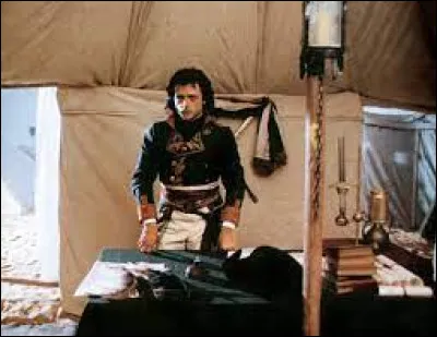 Dans "Adieu Bonaparte", film réalisé par Youssef Chahine, sorti en 1985, avec pour cadre la campagne d'Egypte, quel acteur incarne le général Bonaparte ?