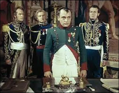 Dans le "Napoléon", de Sacha Guitry, quel acteur incarne l'empereur ?