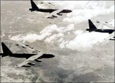 Ce 29 juin, les Etats-Unis franchissent une nouvelle étape dans leur intervention militaire au Vietnam avec des raids aériens sur Hanoi : c'était en ...